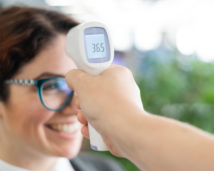 屋外での使用や、冷えた体の計測時に注意を！非接触体温計の正しい使い方