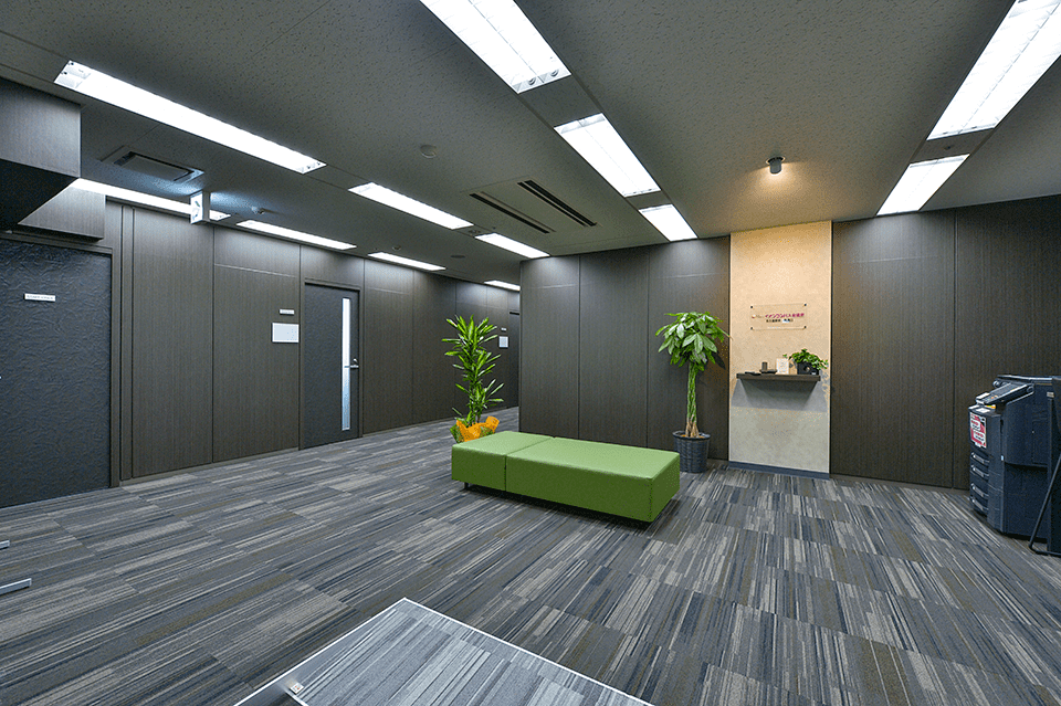 【桜通口会議室】ホワイエ