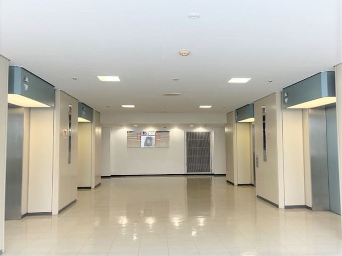 東側エレベーターホール