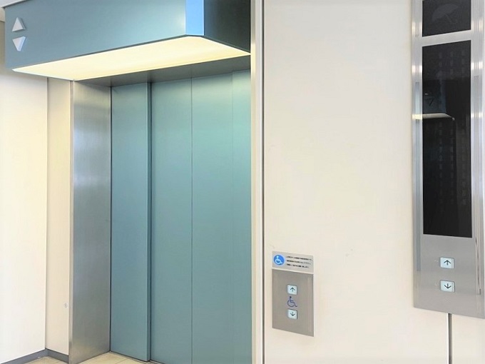 バリアフリー対応エレベーター　ビル内に多目的トイレあり